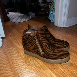 Size 10 Bamboo zebra sneaker wedge
